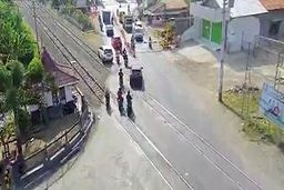 له شدن یک خودرو پس از گیر کردن بر روی ریل قطار