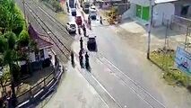له شدن یک خودرو پس از گیر کردن بر روی ریل قطار