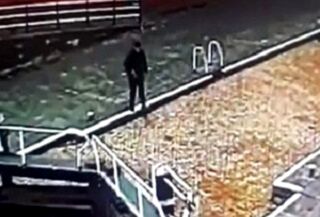 توجه بیش از حد پسر جوان به تلفن همراه جانش را به خطر انداخت
