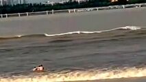 لحظه وحشتناک غرق شدن شناگر چینی توسط امواج رودخانه!