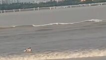 لحظه وحشتناک غرق شدن شناگر چینی توسط امواج رودخانه!