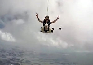 مادربزرگ ۱۰۲ ساله رکورد شیرجه در آسمان را شکست