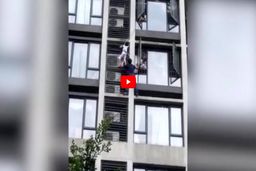 لحظه نجات کودک آویزان از طبقه هفتم آپارتمان!