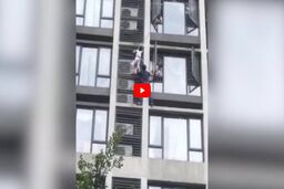 لحظه نجات کودک آویزان از طبقه هفتم آپارتمان!