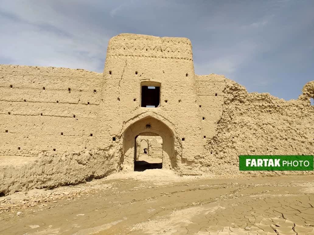 قلعه تاریخی جهان آباد سرخه در سیطره قاچاقچیان