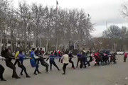 مسابقه طناب‌کشی هواداران استقلال و پرسپولیس در آزادی