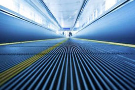 گیر کردن پای یک زن در پله برقی فروشگاه