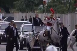 لگدپرانی اسب در مراسم معارفه آقای رئیس‌جمهور