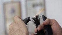 کوتاه کردن مو با آتش و حرارت فندک از نمای نزدیک