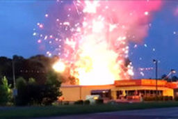  آتش‌سوزی فشفشه فروشی در آمریکا