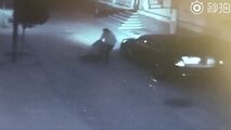 حمله مرد شیطان صفت به زن جوان در تاریکی خیابان!