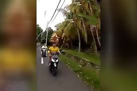 موتورسواری عجیب یک زن سوژه شبکه‌های اجتماعی شد