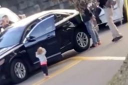 پلیس آمریکا روی دختر بچه ۲ ساله اسلحه کشید