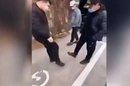 روش جدید احوالپرسی مردم ووهان چین پس از شیوع کرونا که از بازیکنان استقلال کپی کردند!