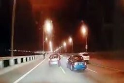 پرت شدن یک خودرو از روی پل پس از تصادف شدید