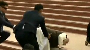 لحظه سقوط نخست وزیر هند روی پله‌ها 