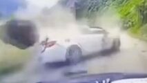صحنه وحشتناک از ریزش کوه روی خودرو در جاده