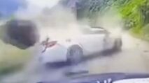 صحنه وحشتناک از ریزش کوه روی خودرو در جاده