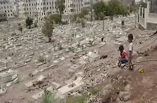زندگی کردن خانواده یمنی‌ در قبرستان‌ برای در امان ماندن از حملات وحشیانه سعودی‌ها!