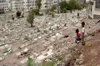 زندگی کردن خانواده یمنی‌ در قبرستان‌ برای در امان ماندن از حملات وحشیانه سعودی‌ها!