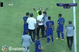 اخراج فرهاد مجیدی از کنار زمین به دلیل اعتراض به داور