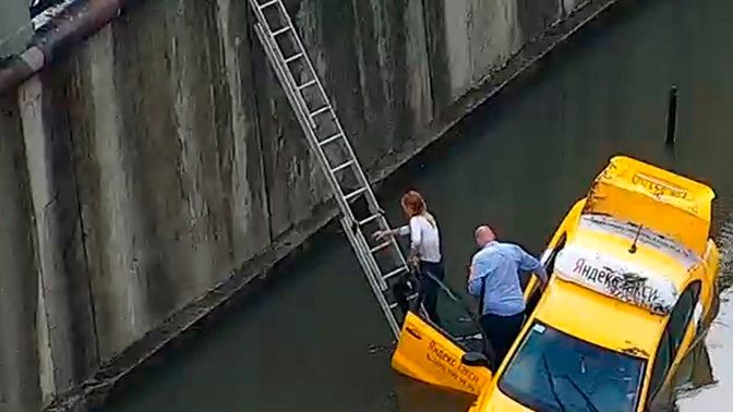 سقوط تاکسی درون رودخانه در یک روز بارانی