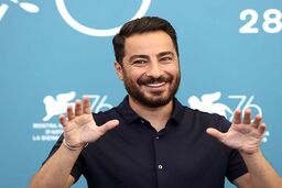 نوید محمدزاده در محاصره دختران برای عکس یادگاری+فیلم