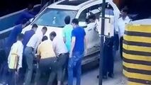 راننده دیوانه خودروی شاسی بلند به مردمی که به کمکش امده بودند هم رحم نکرد+ فیلم
