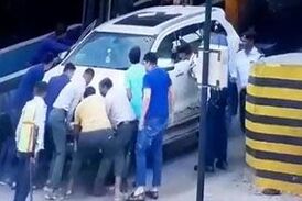راننده دیوانه خودروی شاسی بلند به مردمی که به کمکش امده بودند هم رحم نکرد+ فیلم